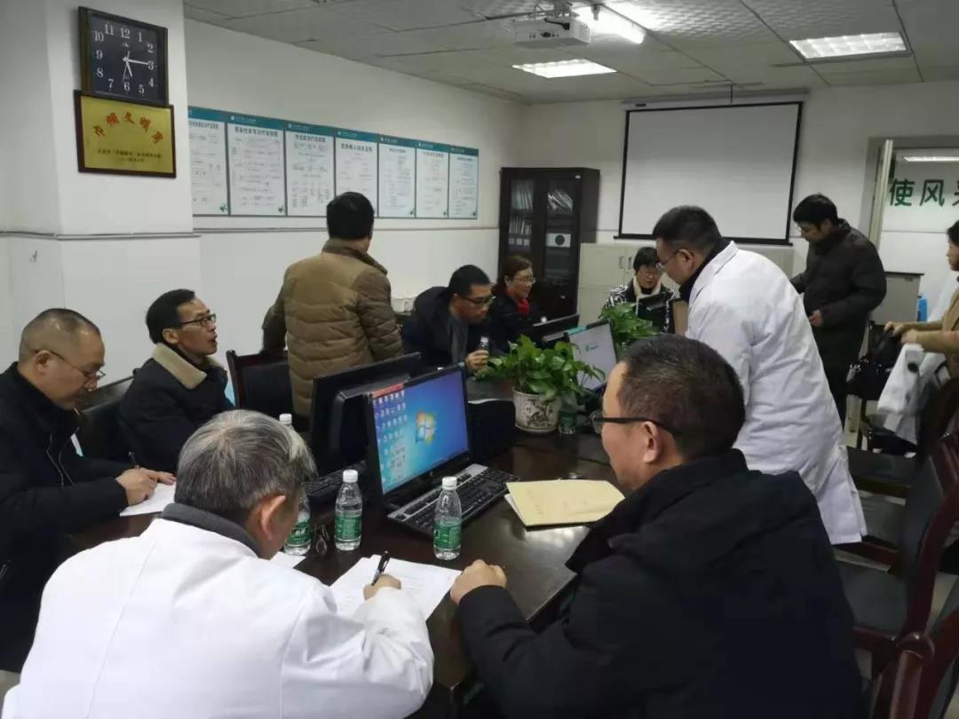 喻奇明（前排右，面对电脑者）在参加病情讨论.jpg