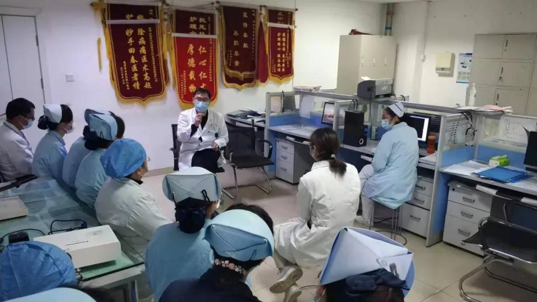邓介华在为医护人员讲解防控要点.jpg