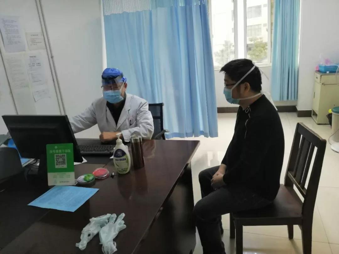 高汝晏在排查疑似病人.jpg