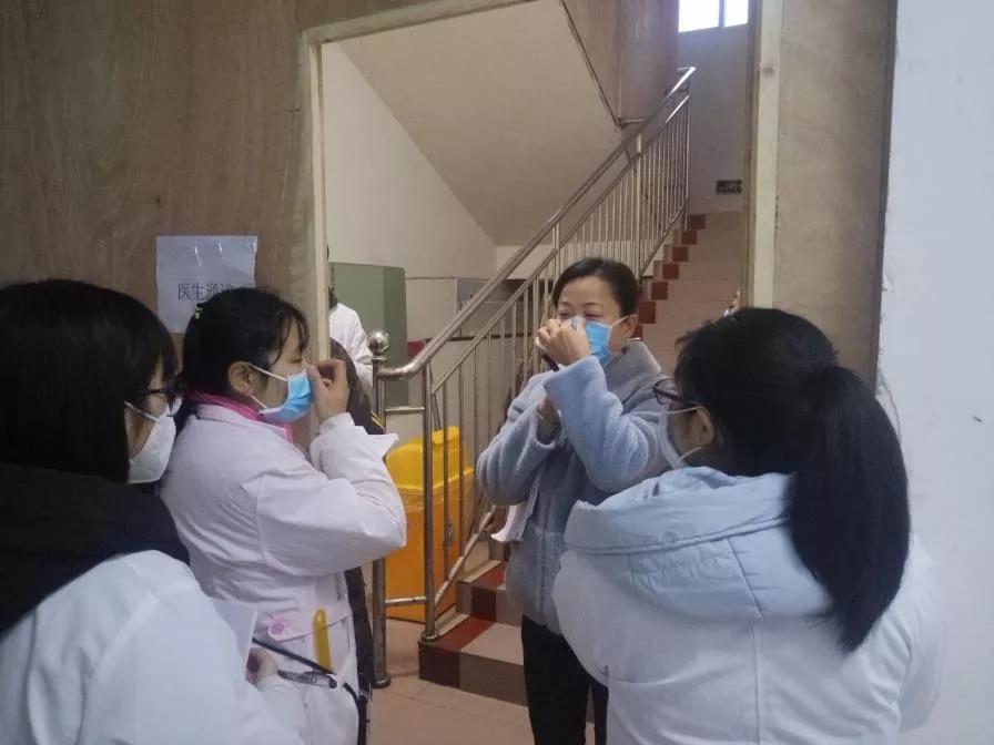 宋敏（右二）教大家做好口罩防护.jpg