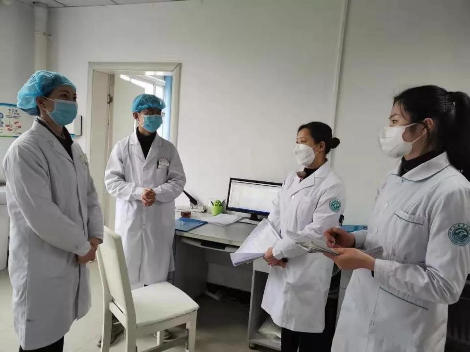 宋敏（右二）在科室进行督导，考核防控知识.jpg