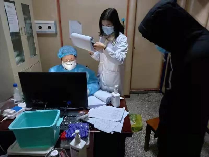 陶桃在发热门诊值班.jpg