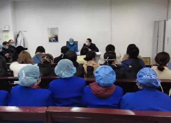 沈俊如(中)组织科室全体人员学习新冠肺炎知识.jpg