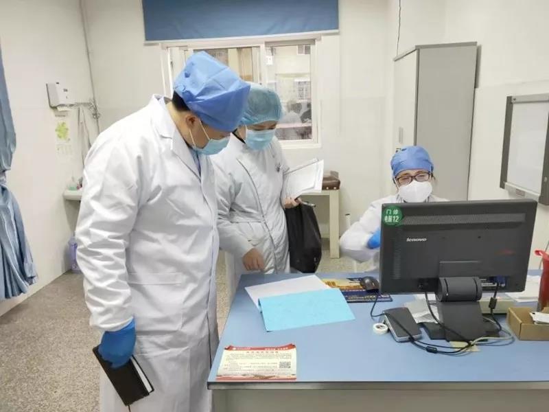 沈俊如(左二)现场督导医生三级分诊落实情况.jpg