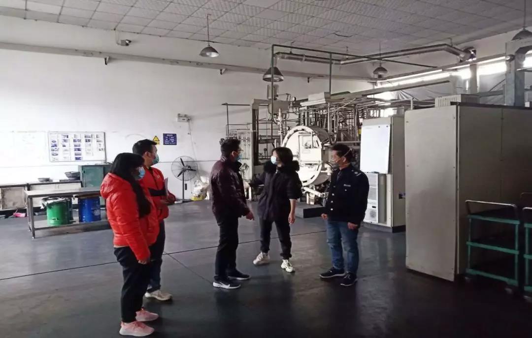 潘军（左三）在四川博亿高新材料科技有限公司指导复工复产.jpg