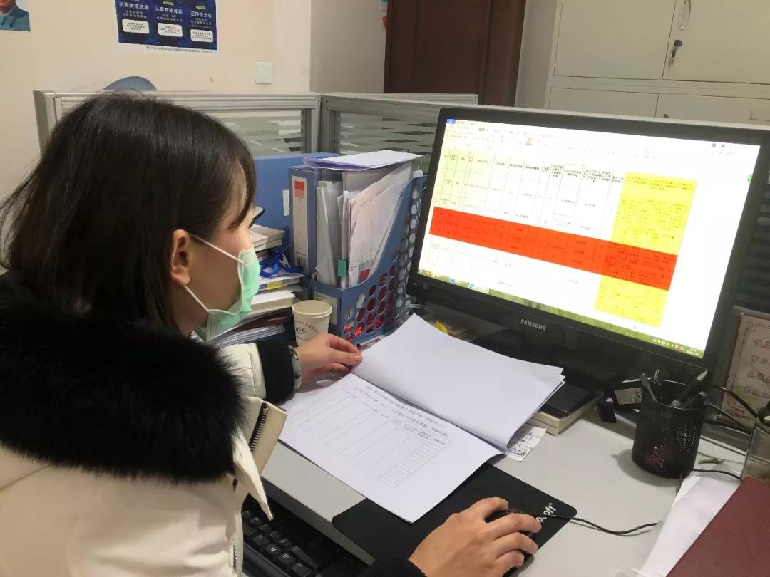 乔璐正在认真筛查比对当日全区新增的发热人员情况.jpg