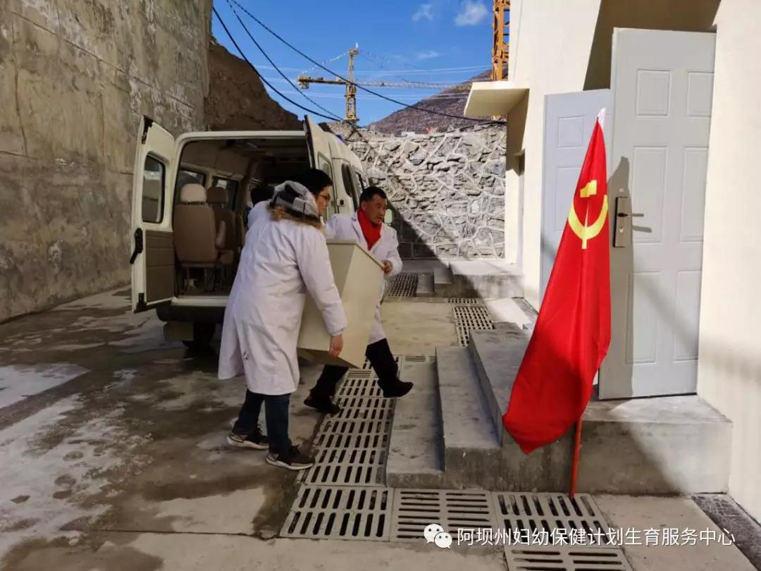 为医学隔离区搬运物资.jpg