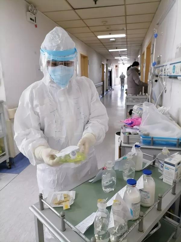 王德明在重症病房仔细检查药品.jpg