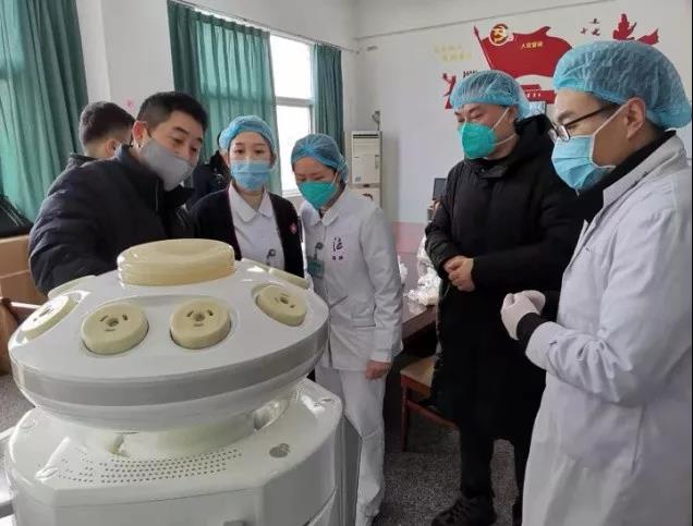 裴宁（右一）进行传染隔离病区消毒机器人使用前培训.jpg