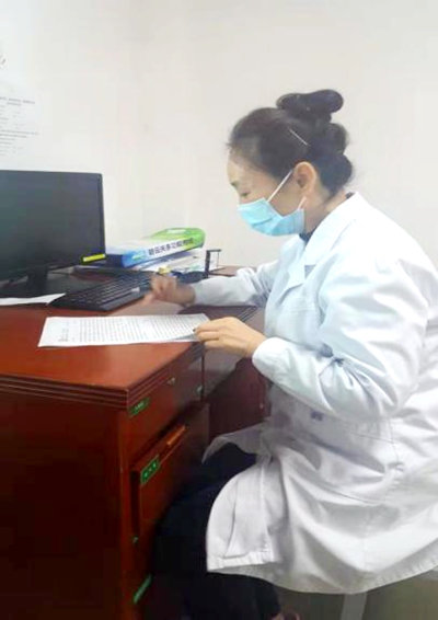 张雅卫在重症监护病房救治患者，检查病例2.jpg