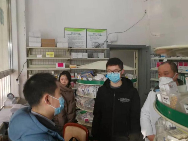 钱灿（左一）在传染隔离病区检查药房药物储备情况.jpg