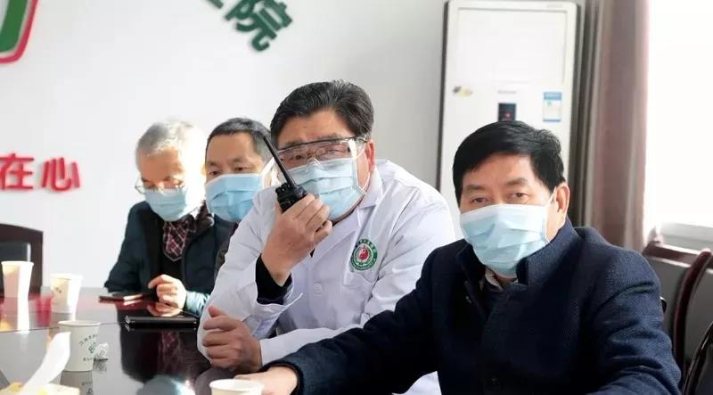 沈其霖（右二）在江油市会诊.jpg