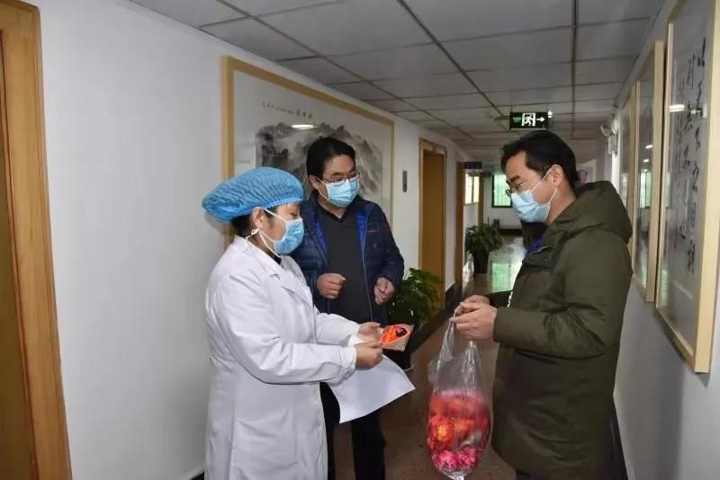 田淑华向疫情一线人员送上中药香囊.jpg