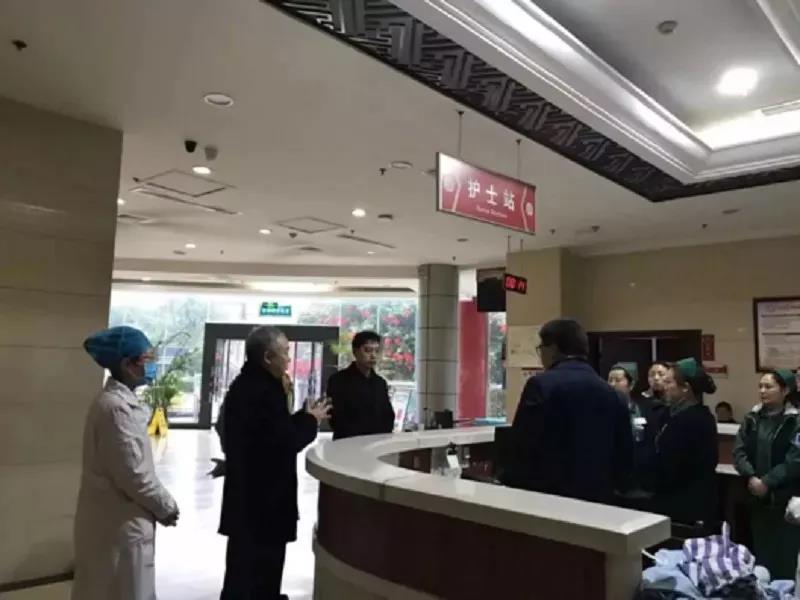 邓昭红（左二）在医院督导疫情防控工作.jpg