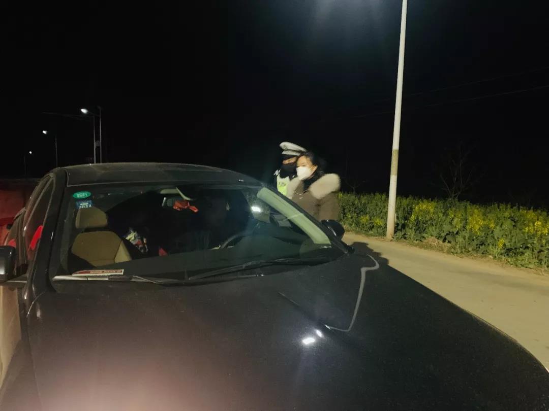 文静（右）与同事在深夜进行车俩检查.jpg