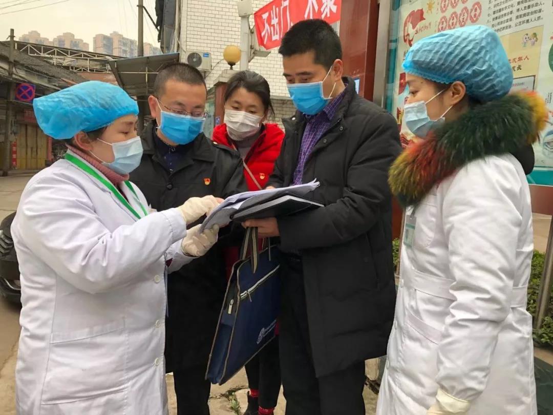 淦小伟（右二）督导基层医疗机构医学观察工作.jpg