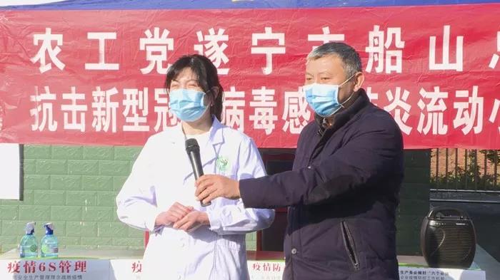谢运（右）组织流动宣传小分队对复工工人进行疫情防控宣讲.jpg