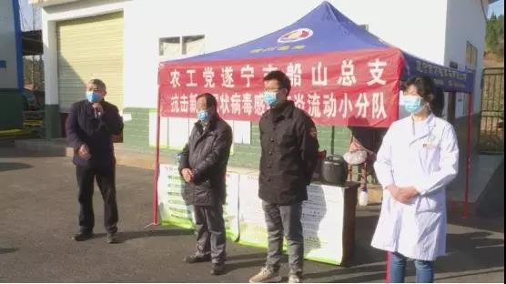 谢运（左一）宣传防控知识及政策解读.jpg