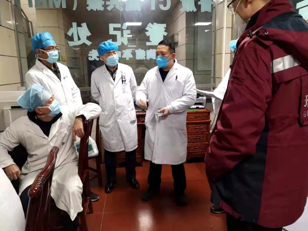李廷东与专家们在珙县中医院为患者会诊.jpg