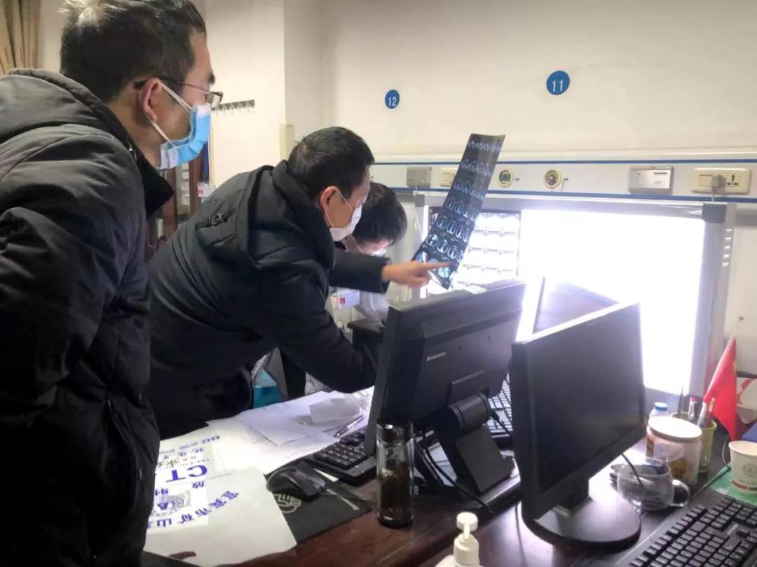 李廷东在珙县矿山医院会诊疑似病例.jpg