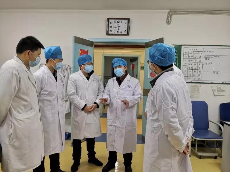 李先华（右二）到资中指导首例确诊患者治疗工作.jpg