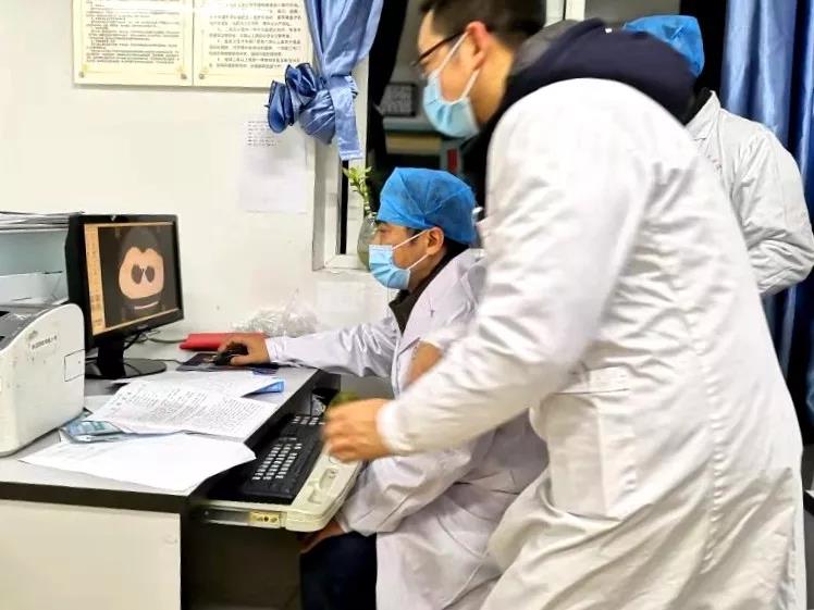 李先华（左一）研究患者检查报告.jpg