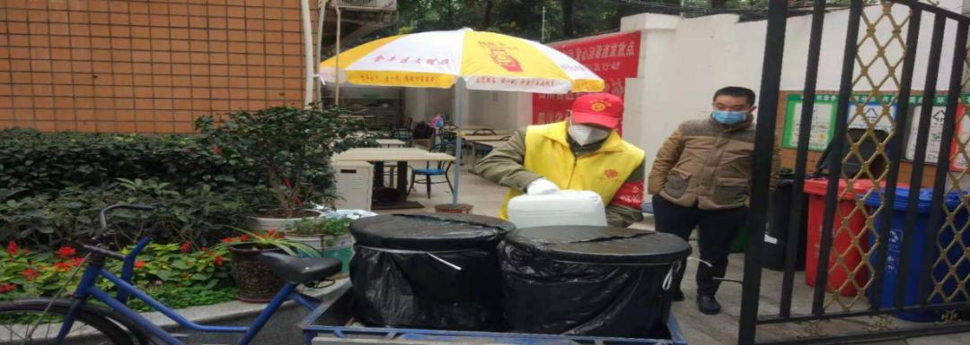 综合二总支捐赠消毒液.jpg
