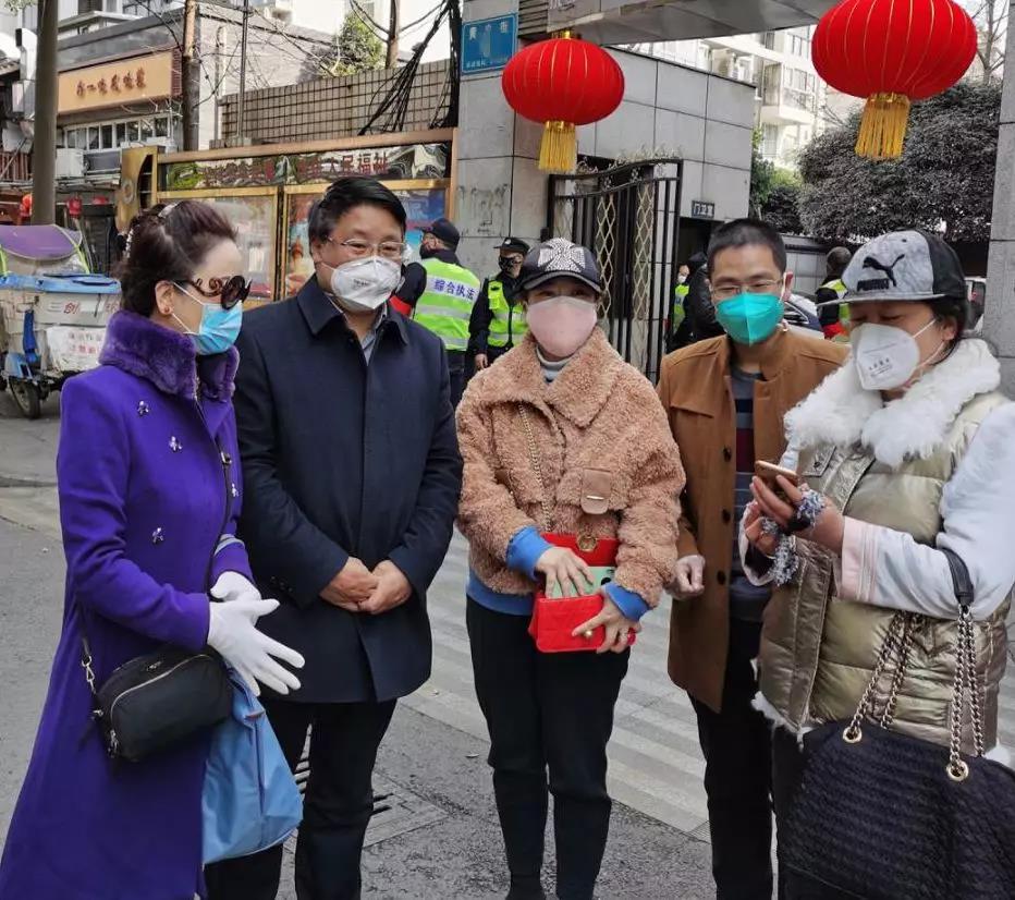 夏华祥副主委看望党员们.jpg