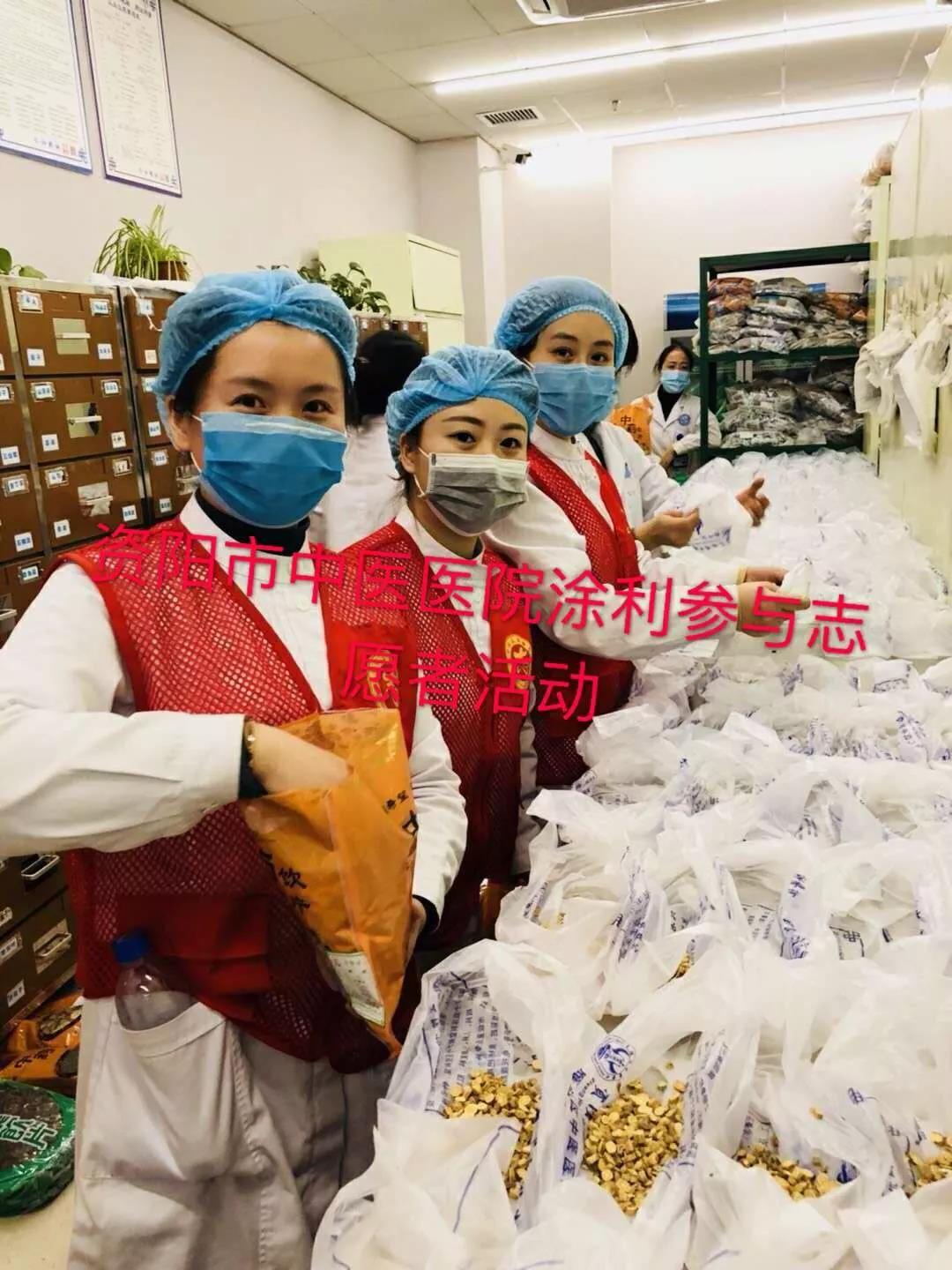 涂利（中）参加志愿者工作.jpg