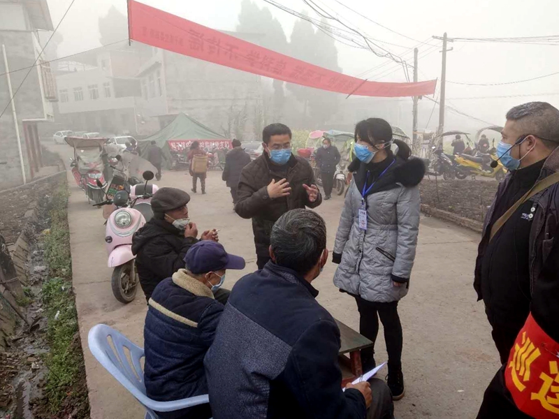 蒋艳（右二）巡查各监测点情况.jpg