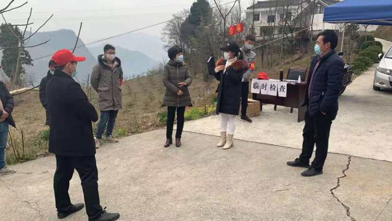 石英（右三）在卡点了解情况。.jpg