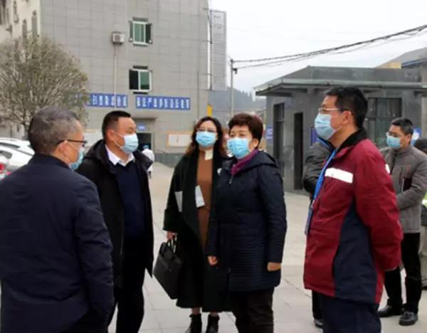 吴桂华（左四）在调研定点救治机构隔离病区改扩建项目建设情况.jpg