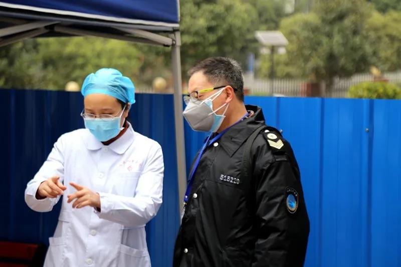 李培彦（左）同卫生执法大队人员讲述门诊预检分诊流程.jpg