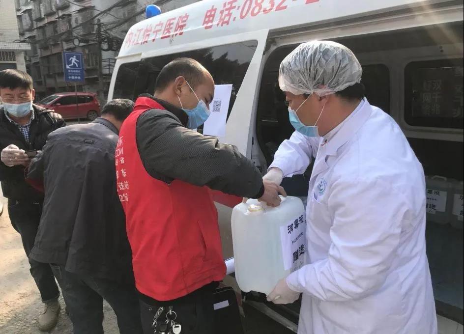罗伟为社区居民发放消毒液.jpg