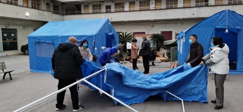 谢莉（左二）参与发热门诊帐篷搭建.jpg