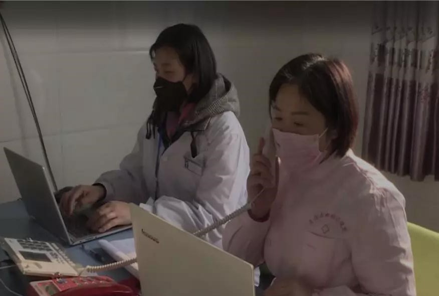 夏丽娟（右）开展心理援助热线服务.jpg