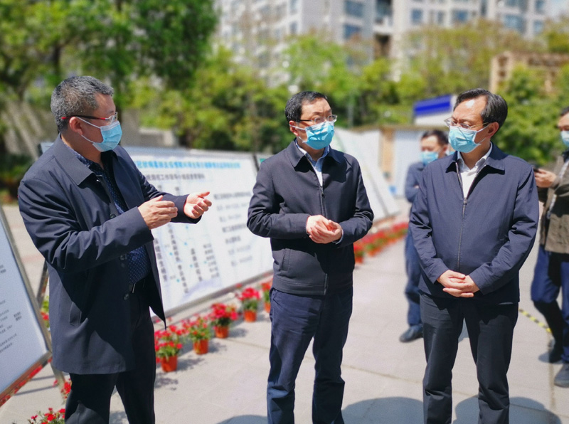 何延政（左2）调研学校复课复学疫情防控工作.png