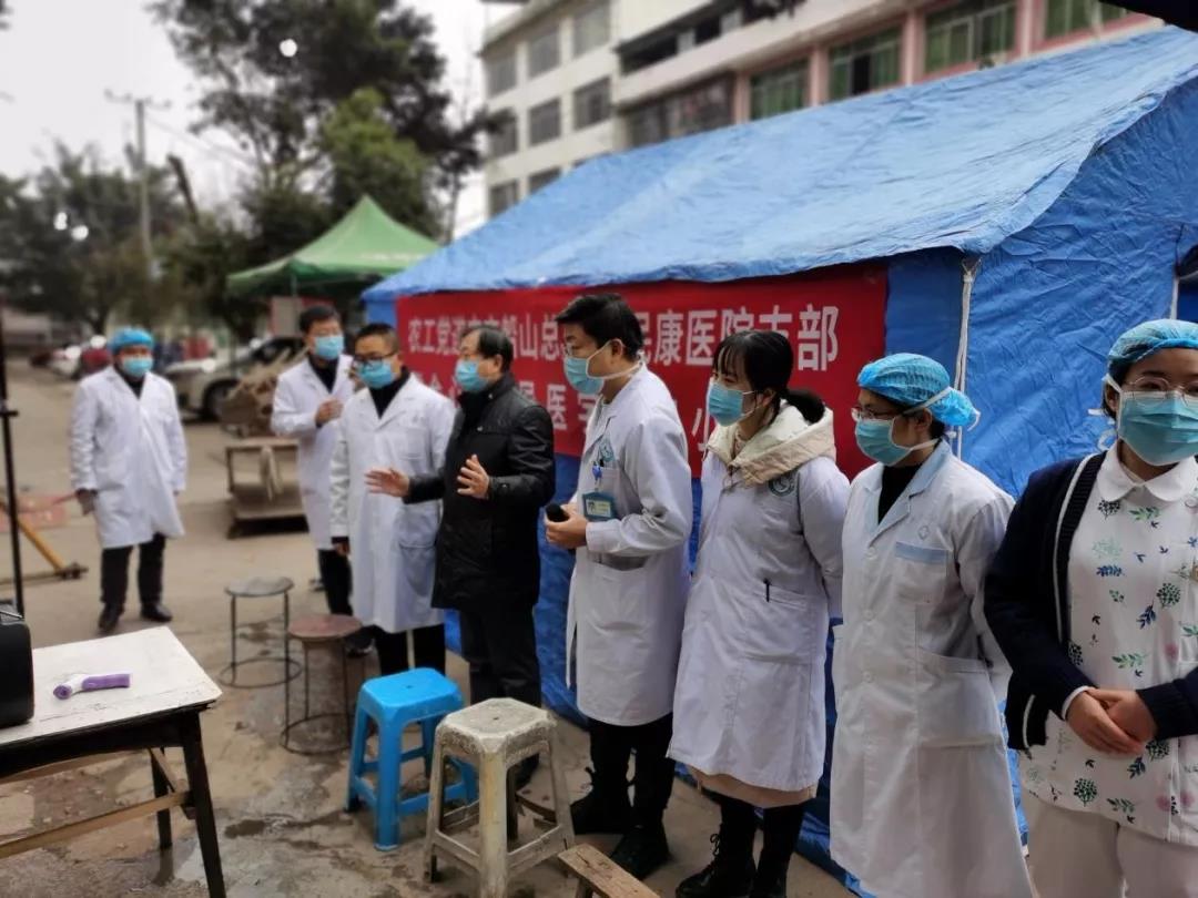 dui遂宁农工党党员专家小分队走进居民隔离观察点开展疏导、咨询.jpg