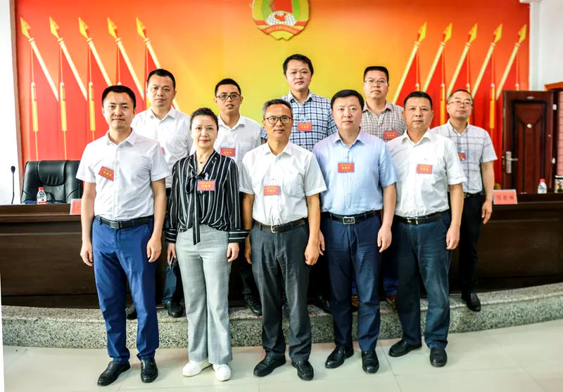 新班子合影.jpg