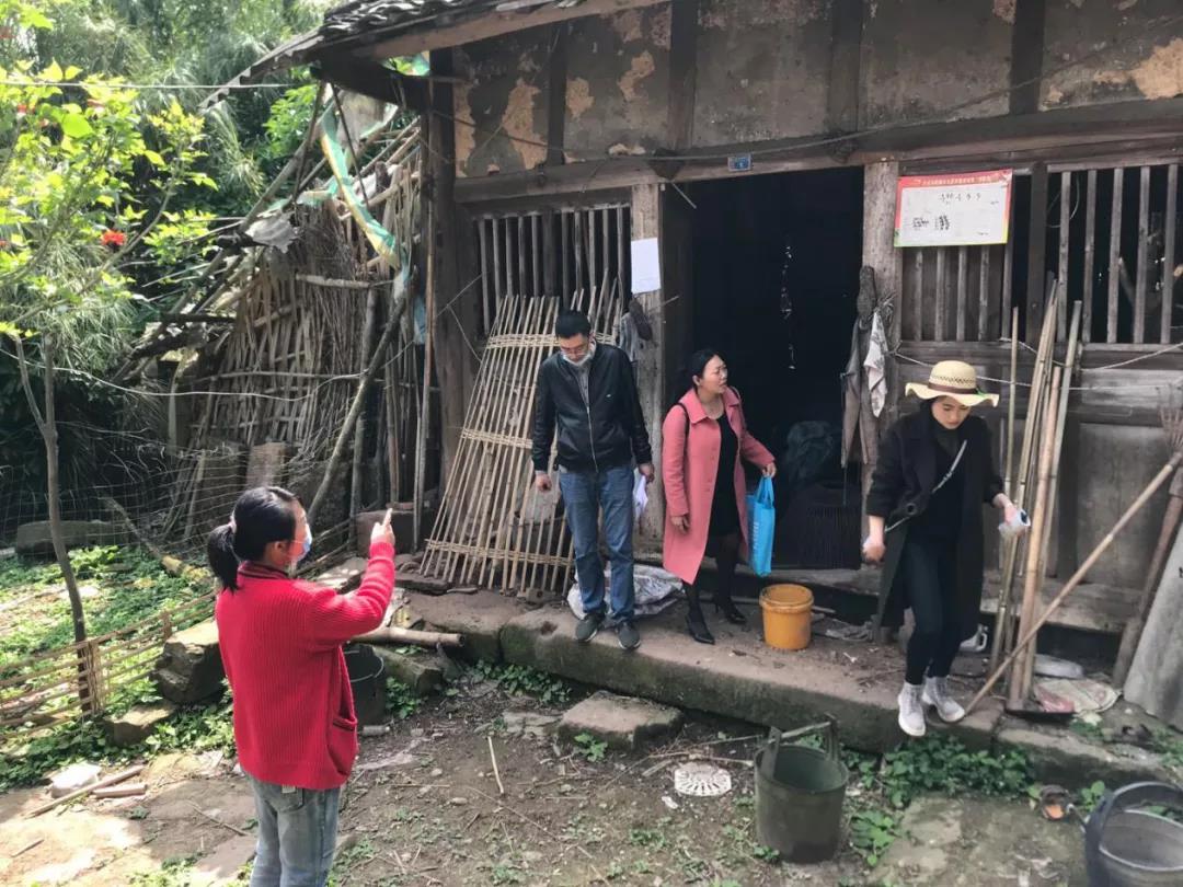 图一：九洪乡张湾村贫困户梁运财的旧宅基地.jpg