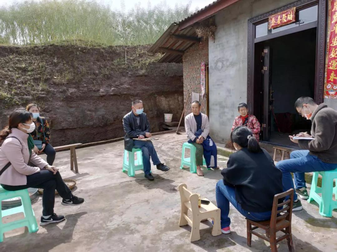 图四：宣传国家扶贫政策，铭记党的恩情.jpg