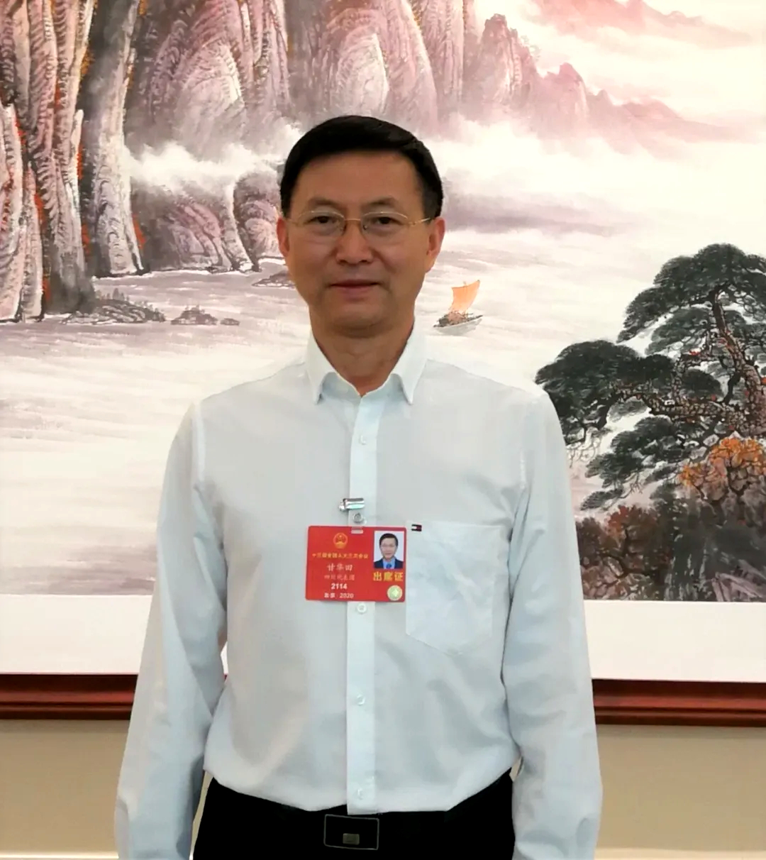 甘华田主委 全国两会全身照 配证.jpg