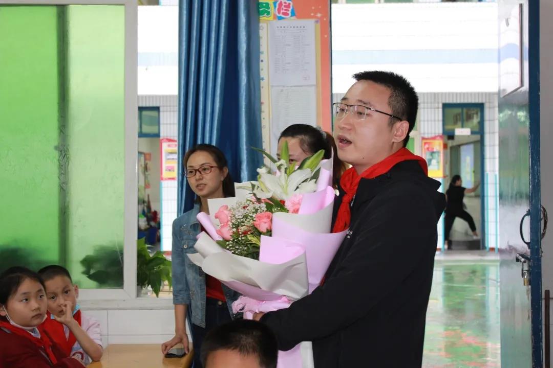 孩子们为赵川送上鲜花.jpg