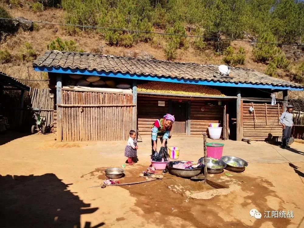 每一次去沙玛哈家走访，都会遇到勤劳忙碌的彝族妇女马歪落.jpg