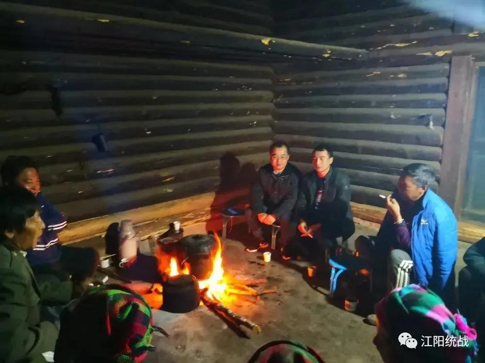 傍晚，和村民围坐在火塘旁.jpg