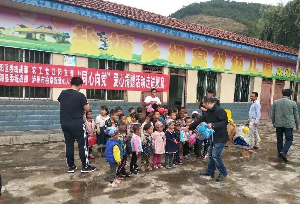 儿童们脸上洋溢着纯真的喜悦.jpg