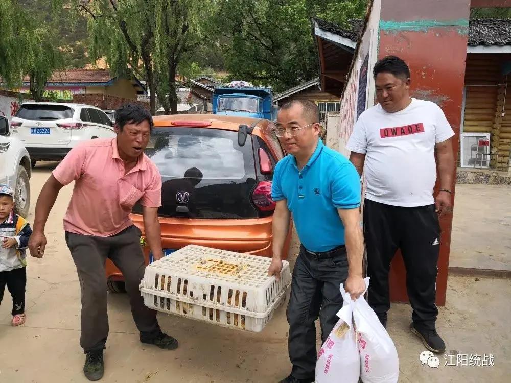 张禄均为结对的贫困户罗尔使亲自送去鸡苗.jpg