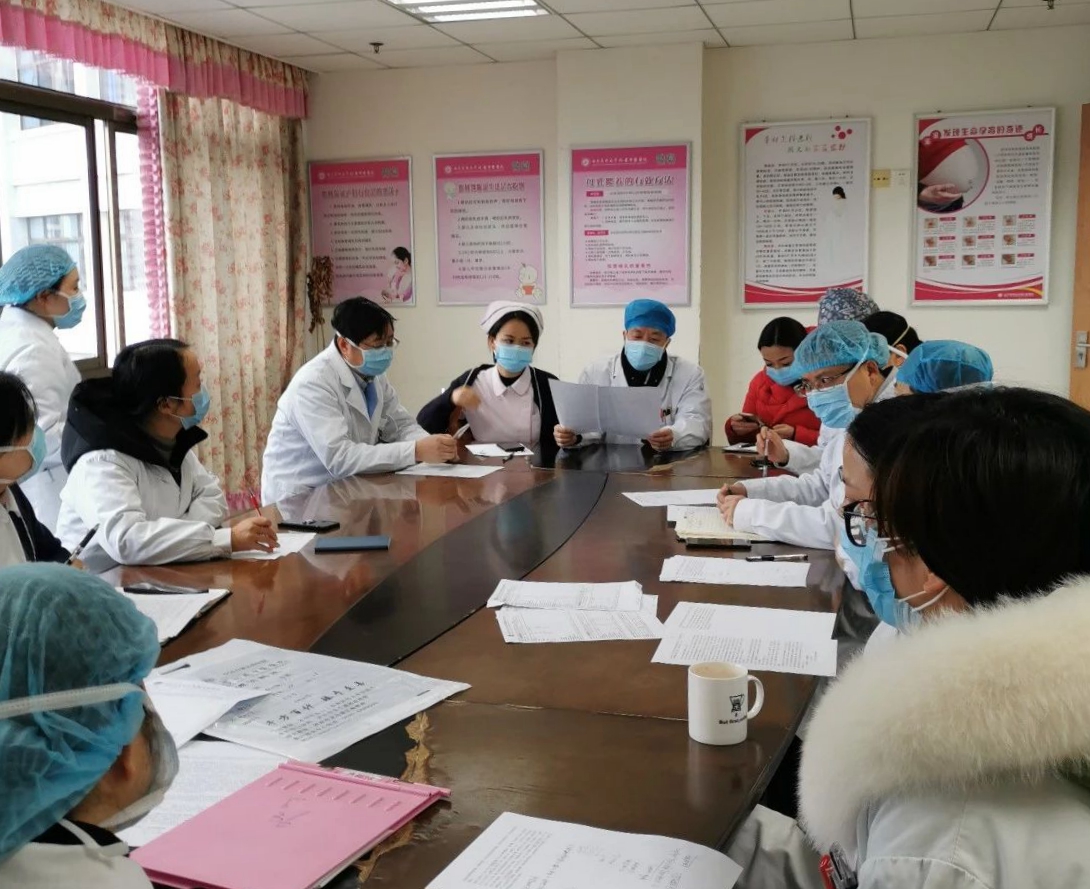 张志鸿（中，手拿资料者）参与发热疑似病人的会诊.jpg