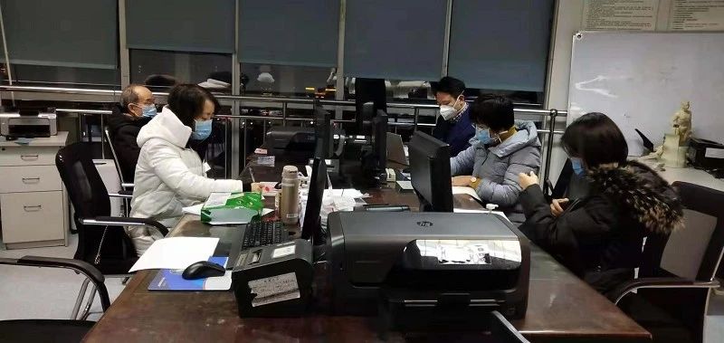 文曦娜（右二）讨论诊疗方案.jpg