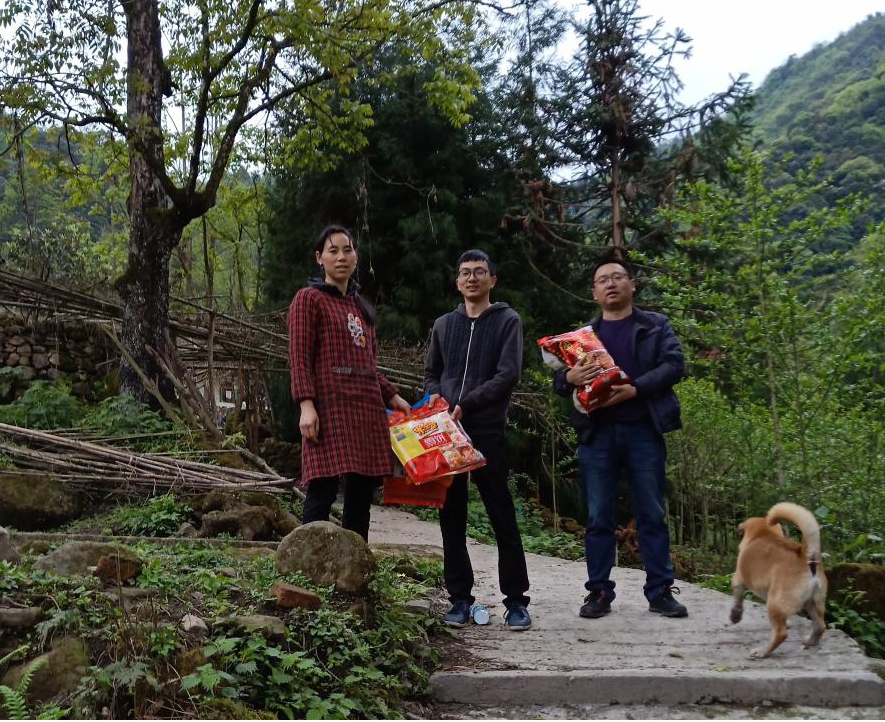 践行亲情工作法，为贫困户捐赠爱心物资.jpg